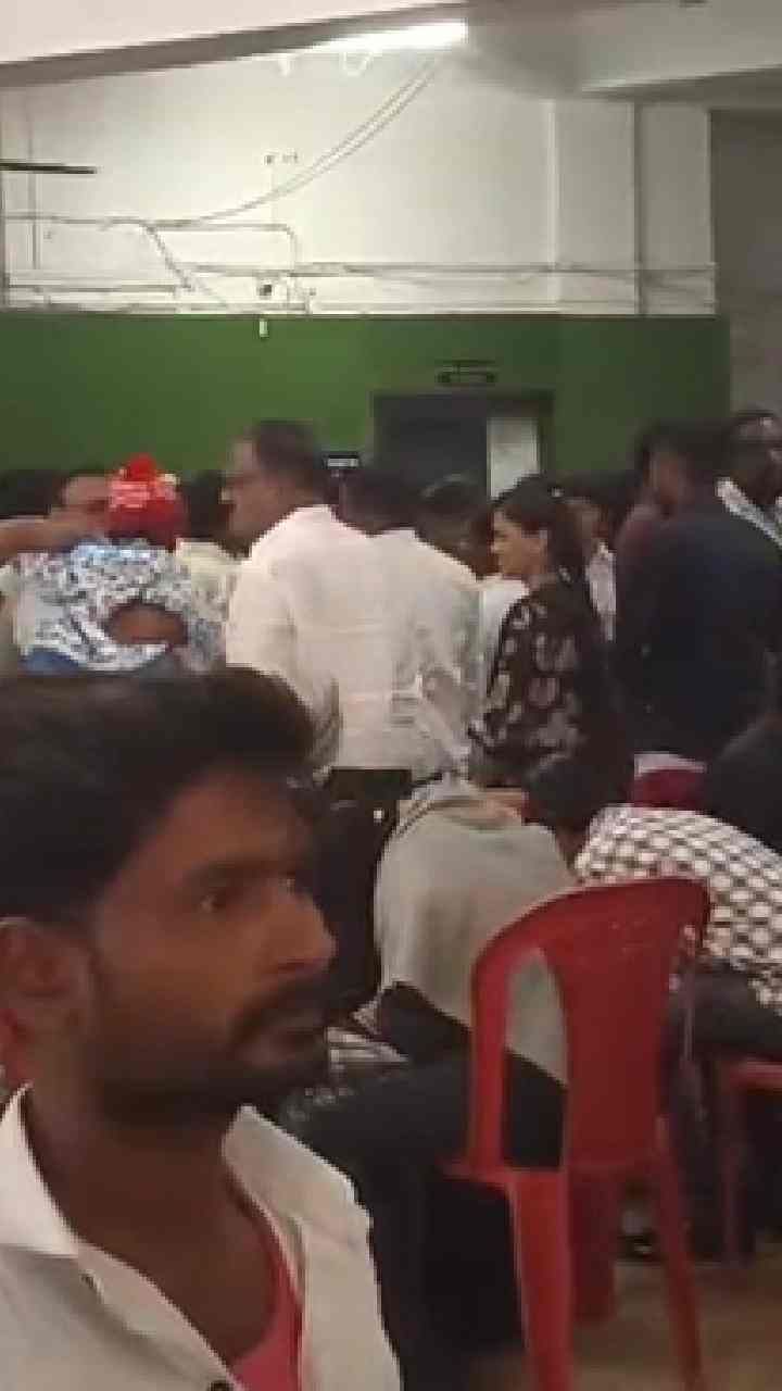 शेवटच्या दिवशी अर्ज भरण्यासाठी धाराशीवमध्ये उमेदवारांची गर्दी