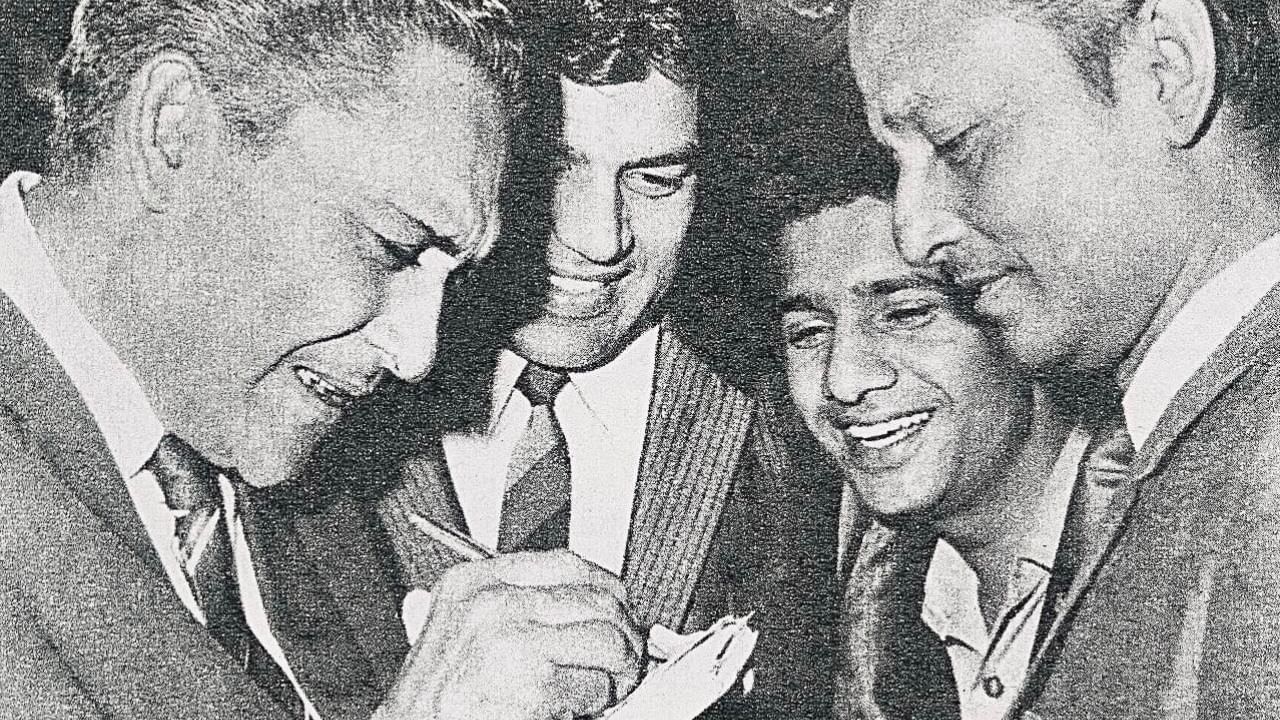 यासोबतच एका फोटोत ते अभिनेते मनोज कुमार ट्रॉफी स्वीकारताना दिसत आहेत. या फोटोत दोघांच्या चेहऱ्यावरचा आनंद पाहायला मिळत आहे.