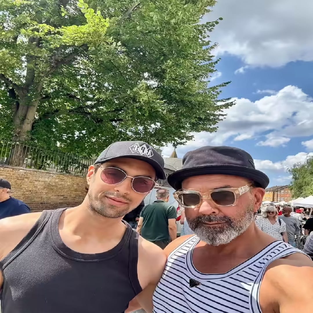  मुलाखतीत, बॉबीने सांगितल्यानुसार, बॉलिवूडमध्ये येण्यापूर्वी त्याने त्याच्या दोन्ही मुलांना एका गोष्टीवर कठोर परिश्रम करण्यास सांगितलं आहे. बॉबीने त्याच्या मुलांना चांगले हिंदी शिकण्याचा आग्रहही केला आहे.