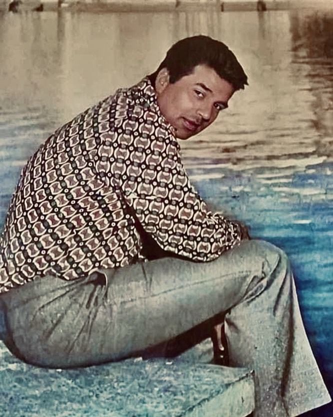 धर्मेंद्र यांच्या तरुणपणीचा दुर्मिळ फोटो समोर आला आहे. हा फोटो ब्लँक अँड व्हाईट स्वरुपाचा आहे. या फोटोत त्यांचा साधेपणा आणि निरागसता पाहायला मिळत आहे.