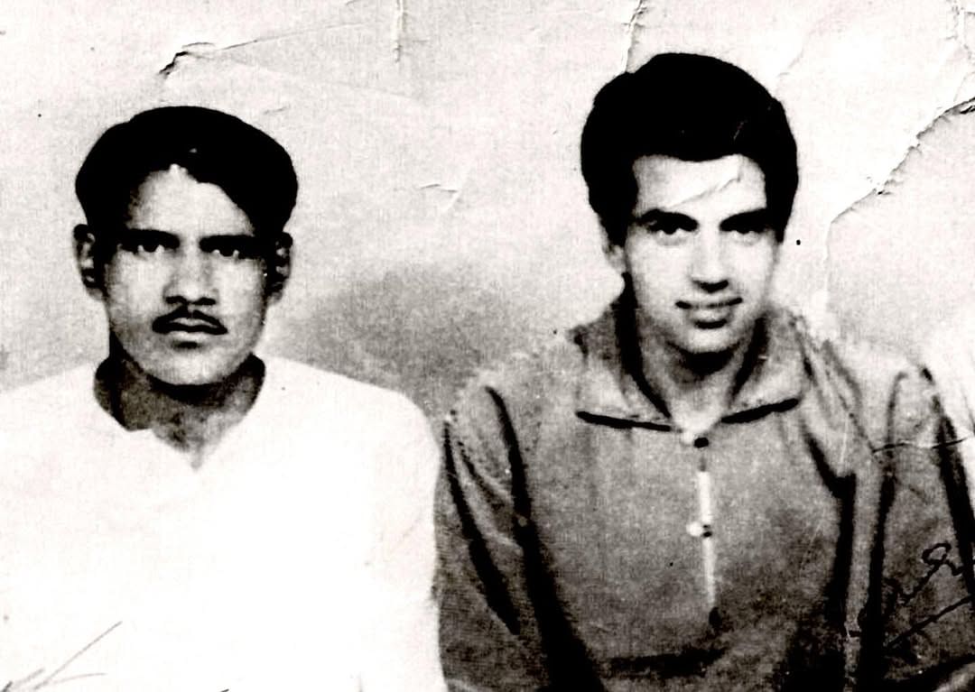 धर्मेंद्र यांनी त्यांच्या साहसी भूमिका, रोमँटिक अंदाज आणि दिलखुलास व्यक्तिमत्त्वामुळे ६० वर्षांहून अधिक काळ प्रेक्षकांच्या मनावर राज्य केले. त्यांच्या चित्रपटांमधील लोकप्रियतेसोबतच त्यांच्या वैयक्तिक आयुष्यातील काही खास दुर्मिळ क्षणाचे फोटोही समोर आले आहेत. 