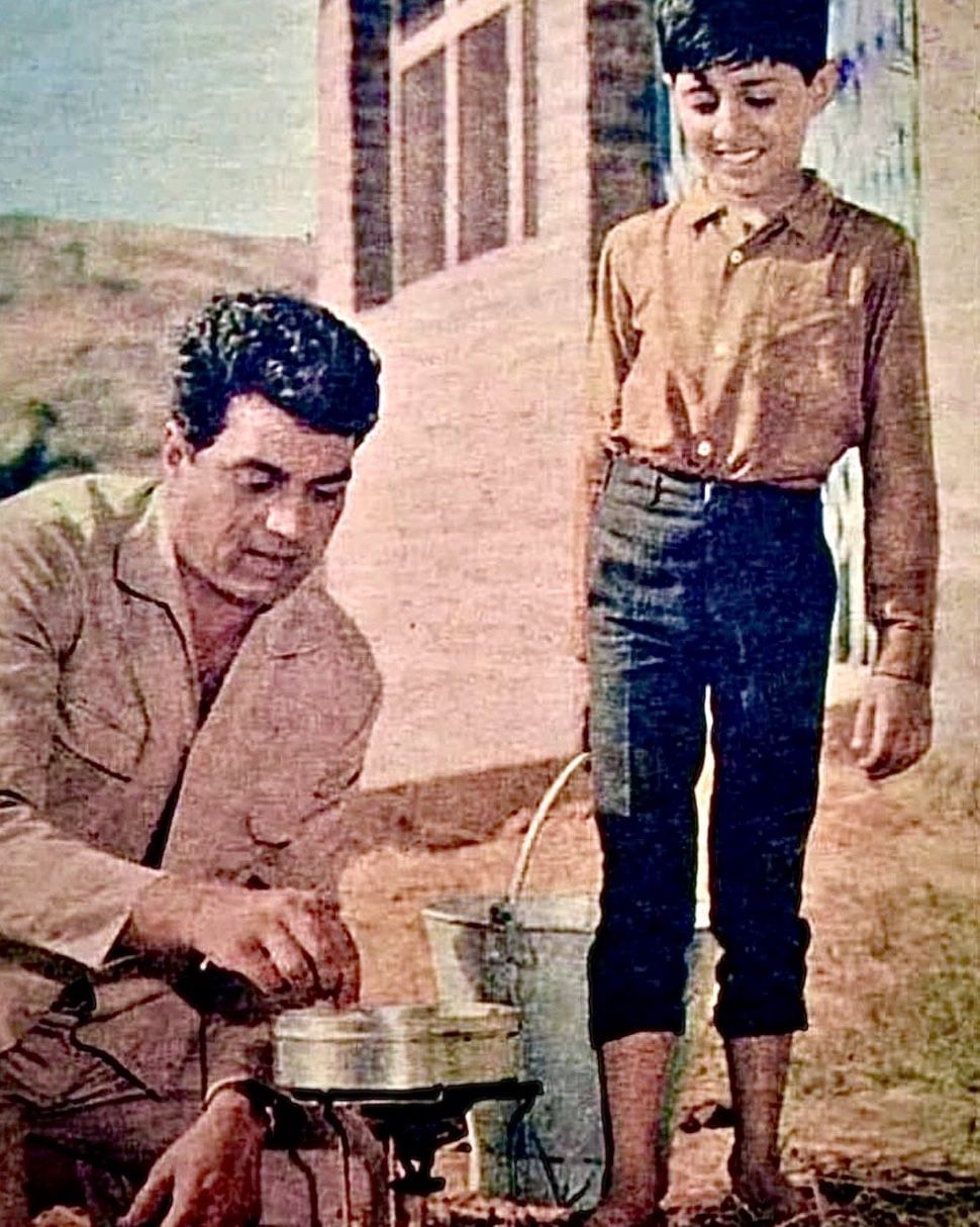 धर्मेंद्र यांचा अंदाज अतिशय स्टायलिश आणि देखणा होता. ते कायमच छान रेट्रो लूकमध्ये असायचे. हिंदी चित्रपटसृष्टीतील सर्वात देखणे, दमदार आणि लोकप्रिय अभिनेते म्हणून त्यांना ओळखले जायचे.