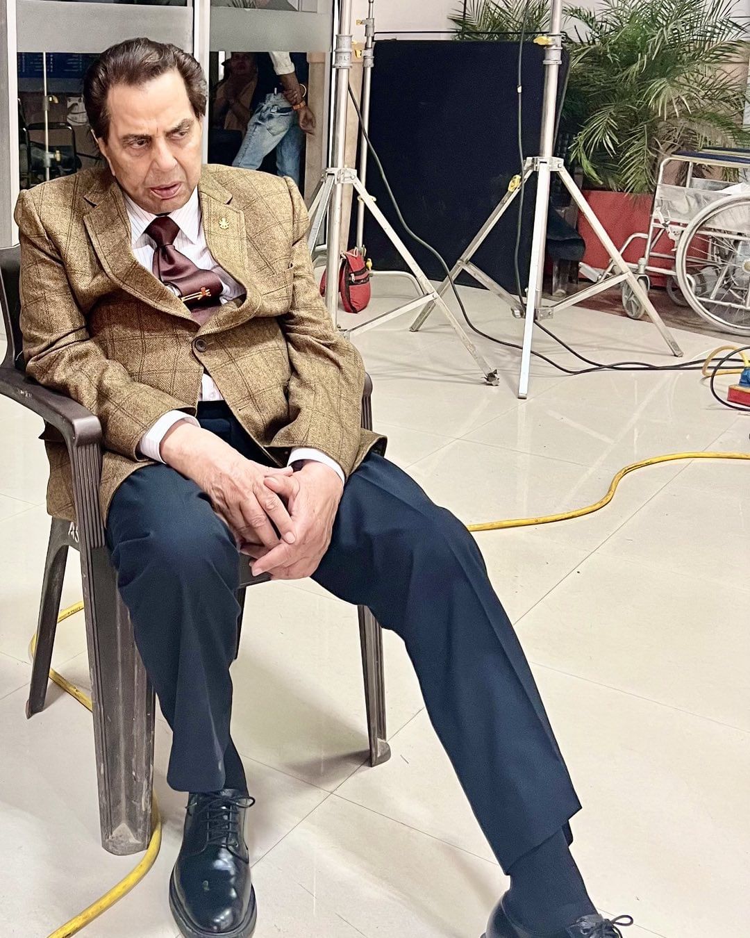 'अ‍ॅक्शन किंग' आणि 'ही-मॅन' या टोपणनावाने ओळखले जाणारे धर्मेंद्र यांनी ६० हून अधिक वर्षांच्या कारकिर्दीत सुमारे २५० हून अधिक चित्रपटांत काम केले. १९६० मध्ये 'दिल भी तेरा हम भी तेरे' या चित्रपटातून त्यांनी पदार्पण केले.