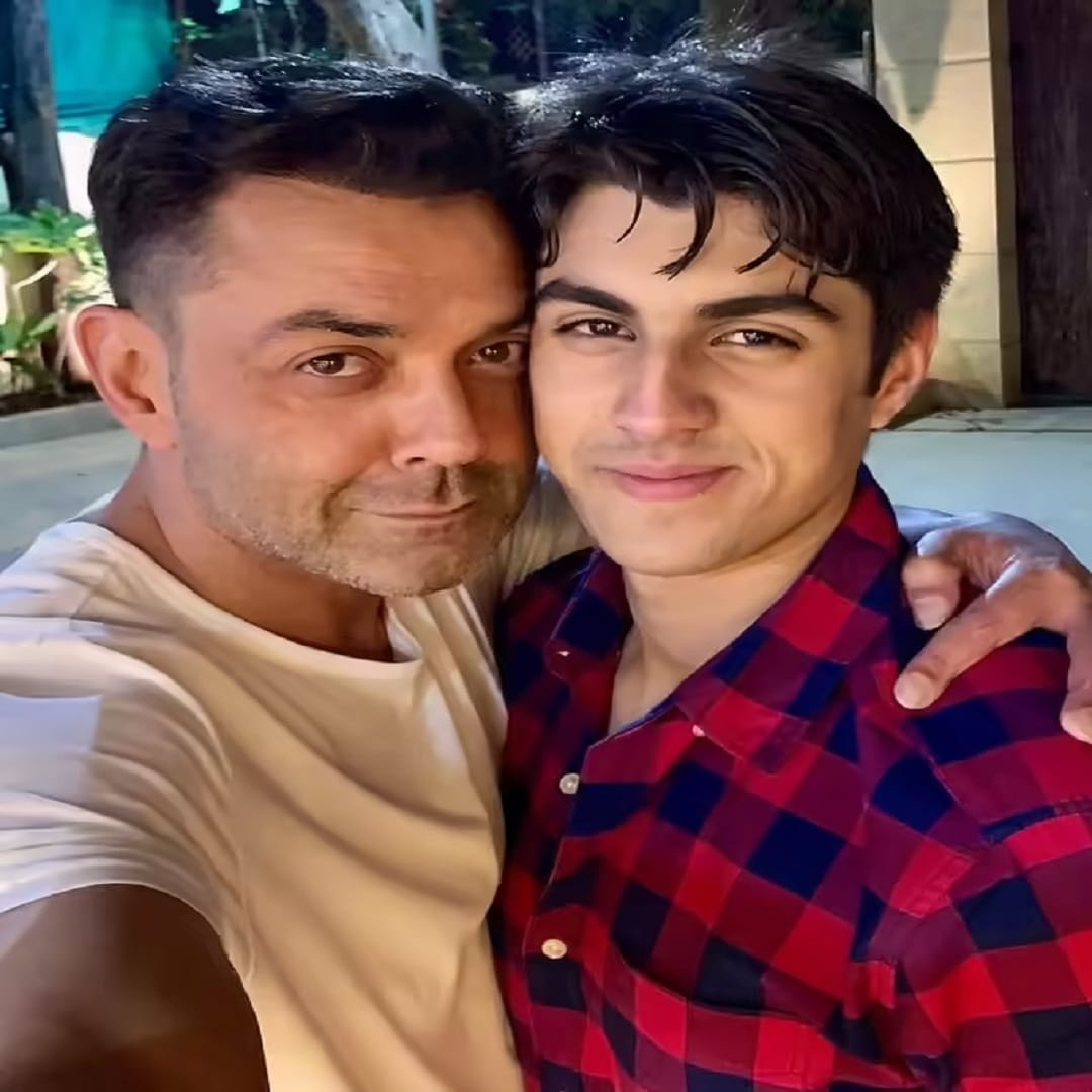 बॉबी देओल अनेकदा त्याच्या मुलासोबतचे फोटो पोस्ट करतो. सोशल मीडियावर अनेक लोक आर्यमनच्या व्यक्तिमत्त्वाने थक्क होतात. आर्यमान याची पर्सनॅलिटी उत्तम आहे. त्याचे अनेक फोटो सोशल मीडियावर व्हायरल होत असतात. 