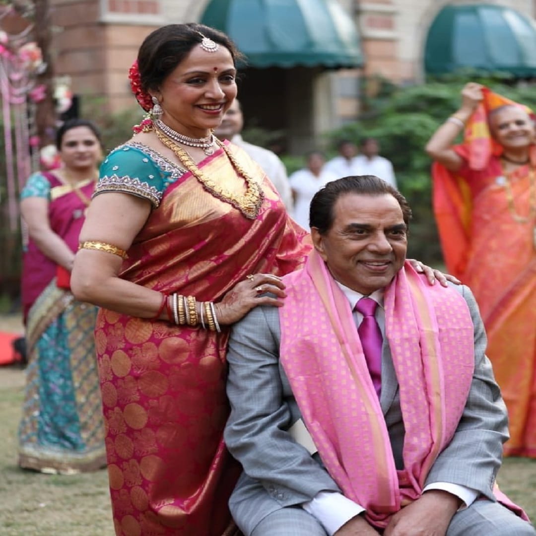 धर्मेंद्र यांच्या निधनानंतर कुटुंबातील कोणीच त्यांच्या निधनाची अधिकृत घोषणा केली नाही. पण निधनाच्या तीन दिवसांनंतर हेमा मालिनी यांनी दोन मुली आणि धर्मेंद्र यांच्यासोबत काही खास आठवणी शेअर केल्या आहेत. 