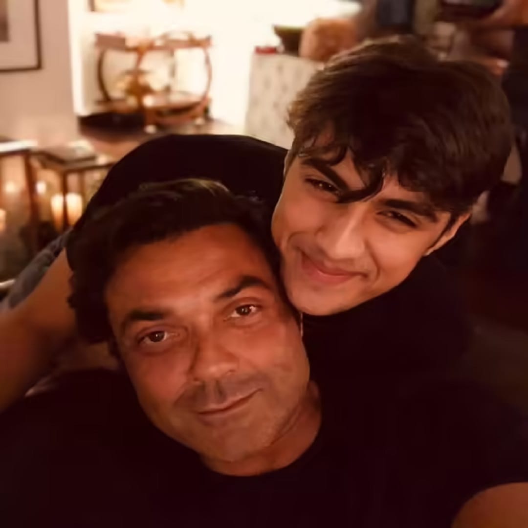  एका नेटकऱ्याने लिहिलं, 'वडिलांचा इतका देखणा मुलगा, वाह..."  काही लोकांनी आर्यमनला धर्मेंद्रची कॉपी म्हटलं. नेटकरी  म्हणाले, "धर्मजी, तो तुमचा हुबेहूब कॉपी आहे. आता तो बॉलिवूडमधील पुढचा धर्मेंद्र असणार."