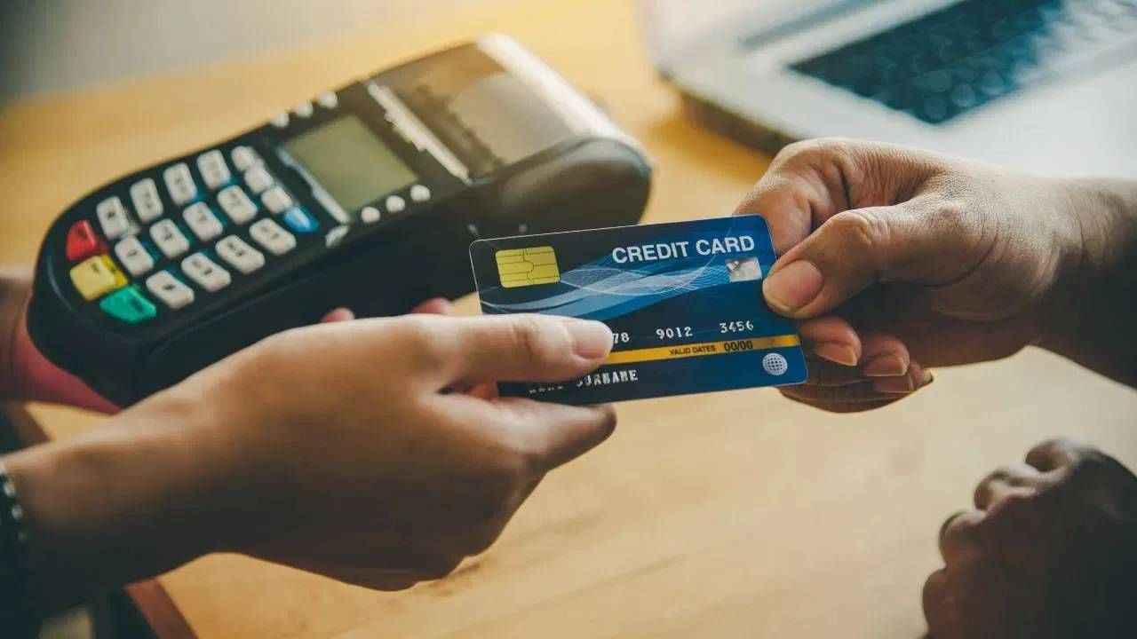 जर तुम्ही महिन्याला कधीकधी मूवी पहायला जात असाल, तर ICICI Coral Credit Card योग्य निवड आहे. या कार्डावर BookMyShow वर 25% टक्के सवलत मिळते. दर महिन्याला प्रति तिकिट ₹100 पर्यंत डिस्काउंट मिळतो. सोबत रेस्टोरेंट्स वर स्पेशल डायनिंग ऑफर्स म्हणजे वीकेंड एंटरटेनमेंट पूर्णपणे सेट.