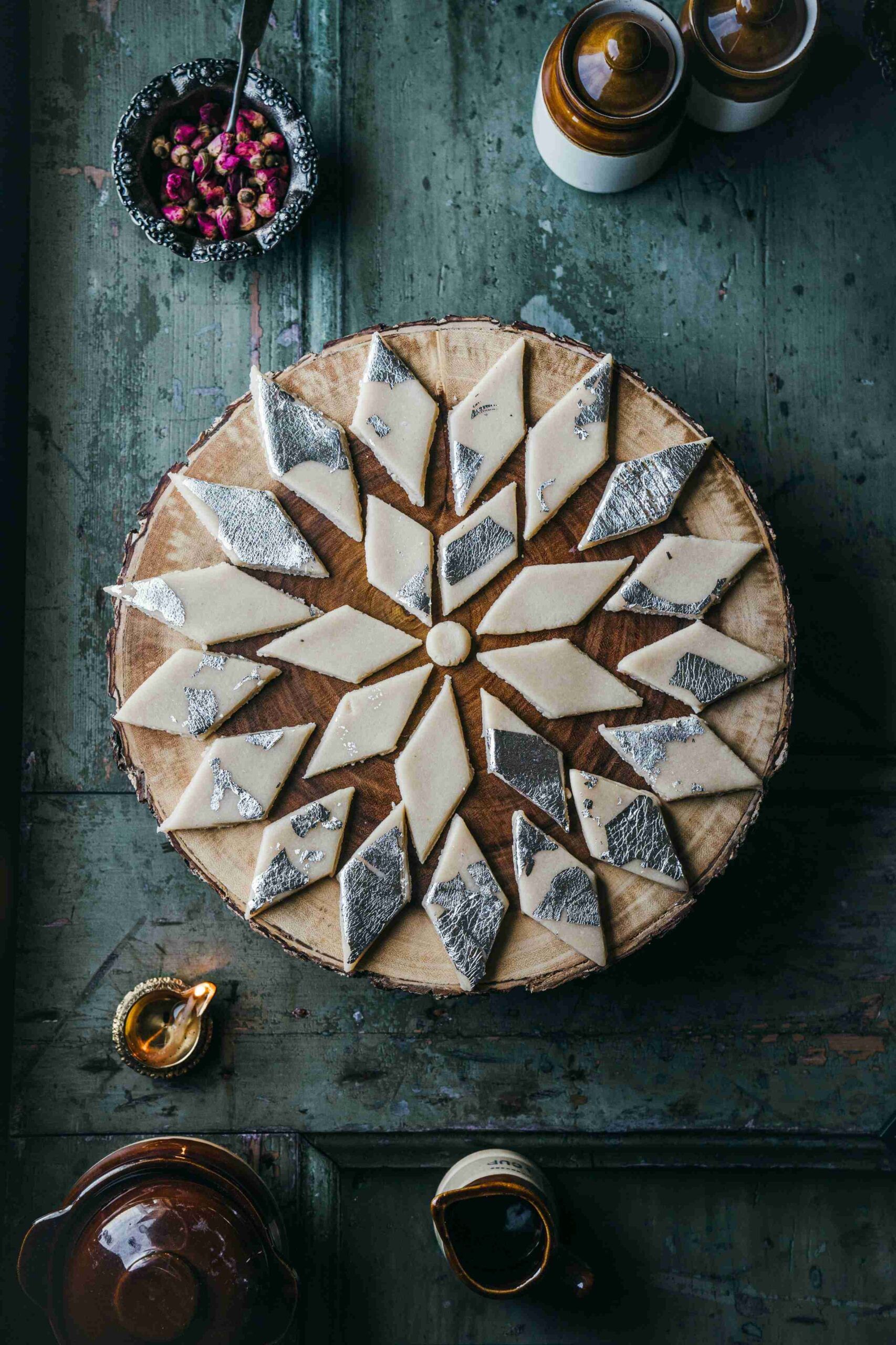 रात्री जेवल्यानंतर साखरेच्या सेवनाने शरीरात ऊर्जा वाढते. तसेच यामुळे कॉर्टिसोल तणाव वाढवणाऱ्या हार्मोन्समध्ये वाढ होते. यामुळे शांत आणि गाढ झोप लागण्यास अडथळा येतो. रक्तातील साखरेच्या पातळीतील चढ-उतारांमुळे रात्री अस्वस्थ वाटू शकते.