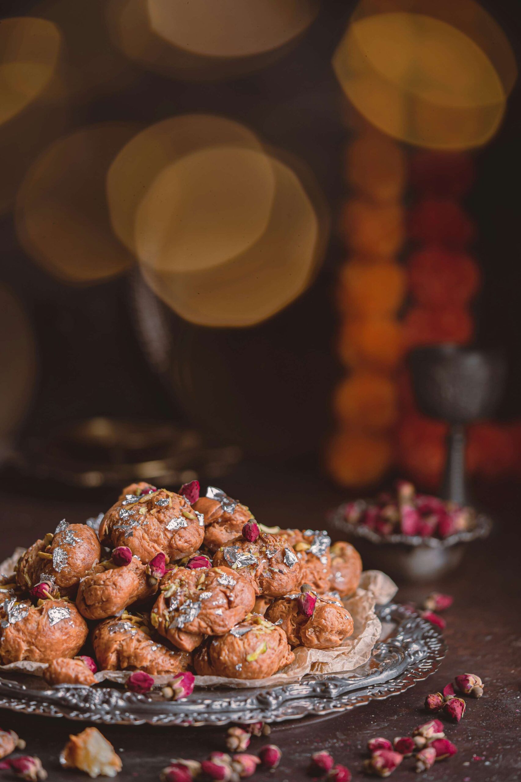 जर तुम्हाला रात्री गोड खाण्याची सवय असेल तर ती थांबवणे गरजेचे आहे. त्याऐवजी गूळ, खजूर किंवा एखादे ताजे फळ खा. तसेच जेवणानंतर दात घासा. यामुळे तोंडाची चव बदलते आणि गोड खाण्याची इच्छा कमी होते. जर गोड खाल्ले तर मग शतपावली करा. यामुळे पचनास मदत होते.