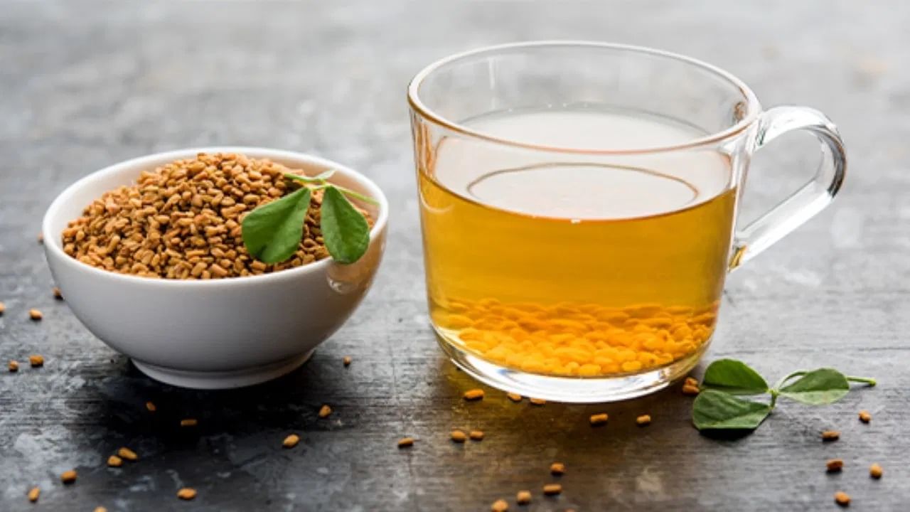 प्राचीन काळापासून मेथीचा वापर मसाल्याच्या पदार्थ आणि औषधी वनस्पती म्हणून केला जात आहे. आज आम्ही तुम्हाला सलग 15  दिवस मेथीचे दाणे आणि त्याचे पाणी सेवन करण्याचे फायदे सांगणार आहोत.