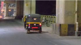 दारुड्या रिक्षा चालकाचा प्रताप, हेलकावे खात असलेला यमदूत.