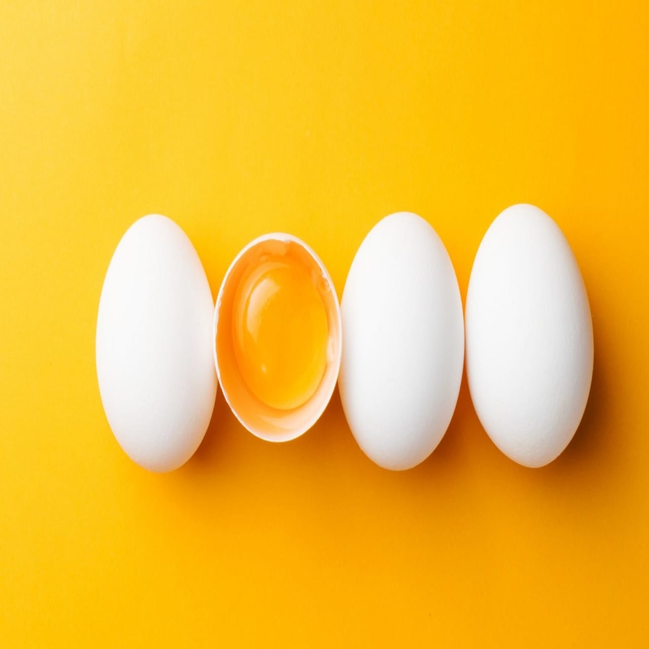 अंडी हा नाश्त्यातील सर्वात सामान्य आणि आवडता पर्याय मानला जातो. तुमच्या आहारात अंडी समाविष्ट करणे आणि ती संपूर्ण खाणे हा एक अतिशय आरोग्यदायी पर्याय आहे. तथापि, बरेच लोक संपूर्ण अंडी खात नाहीत. लोक अंड्यातील पिवळ्या भागाचे सेवन टाळतात कारण त्यात चरबी आणि कोलेस्टेरॉलचे प्रमाण जास्त असते.