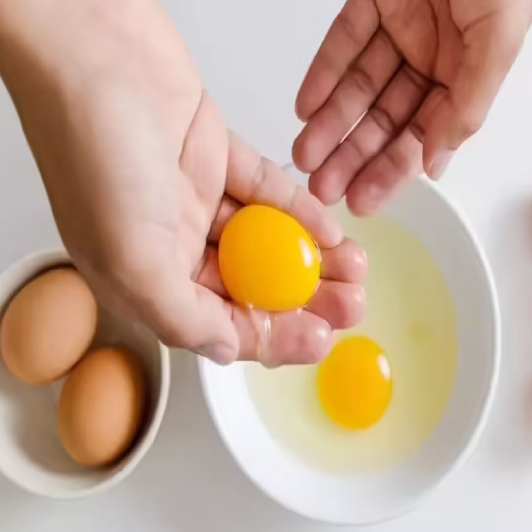 अंड्यातील पिवळ्या भागामध्ये हृदयासाठी निरोगी चरबी आणि चांगले कोलेस्ट्रॉल असते, जे तुमच्या आरोग्यासाठी फायदेशीर असते. प्रथिनांच्या चांगल्या प्रमाणात प्रमाणाव्यतिरिक्त, अंड्यातील पिवळ्या भागामध्ये ओमेगा-3 अॅसिडसह हृदयासाठी निरोगी असंतृप्त चरबी देखील असतात. 