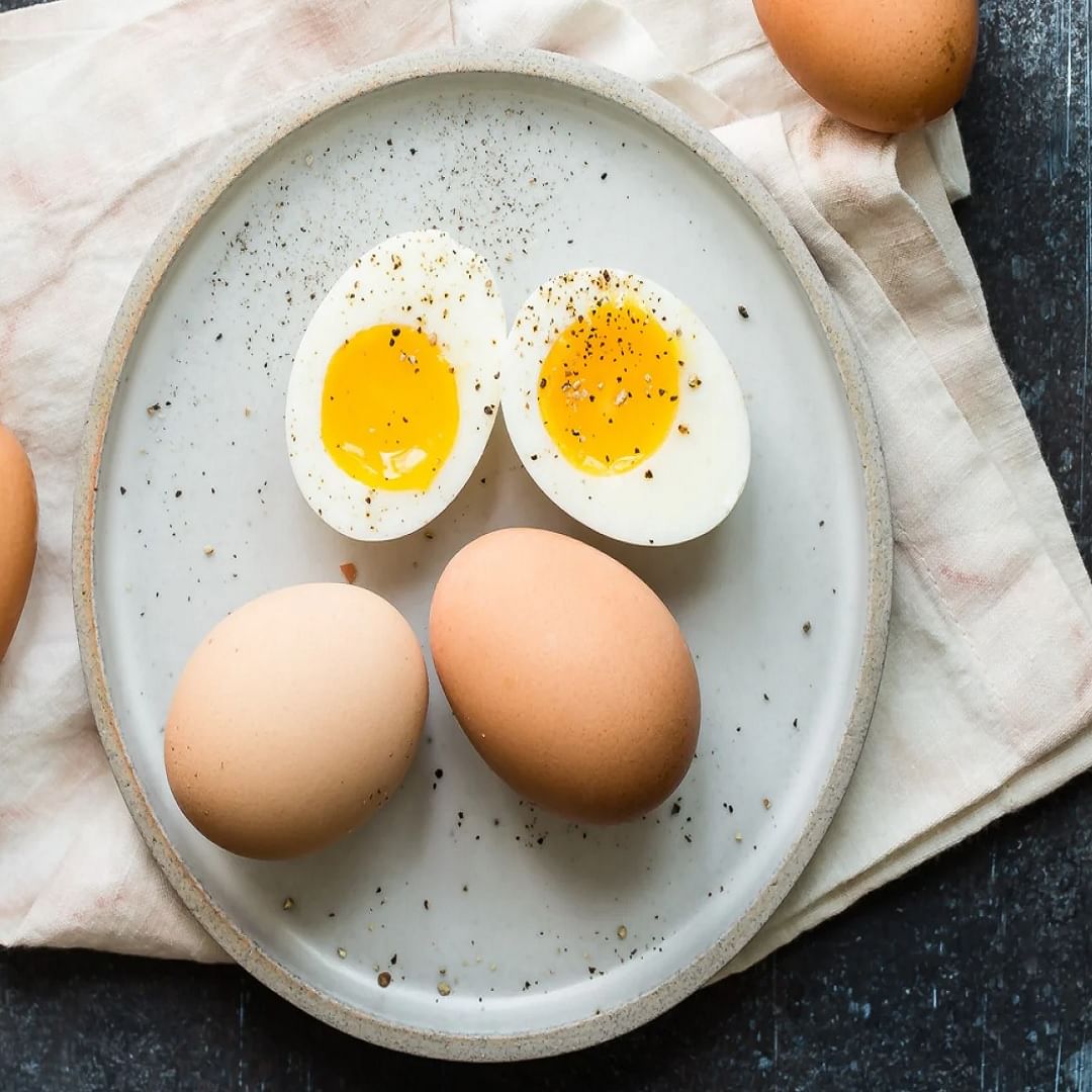 काहींच्या मते अंड्यातील पिवळा भाग शरीरात उष्णता निर्माण करतो. म्हणून ते टाळले पाहिजे. पण यामागे नक्की सत्य काय आहे हे जाणून घेऊयात. अंड्याचा पिवळा भाग खावा की नाही. अंड्याचा पिवळा भाग खाणे आरोग्यदायी आहे की हानिकारक? जाणून घेऊयात.