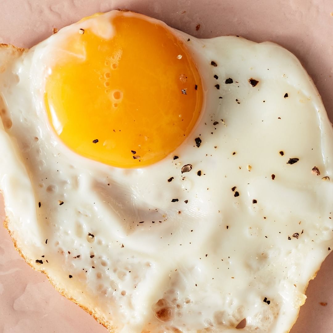 अंड्यातील पिवळ्या भागात रिबोफ्लेविन, जीवनसत्त्वे आणि व्हिटॅमिन बी-12 सारखे पोषक घटक असतात. त्यात लोह देखील असते. म्हणून, जर तुम्ही अंड्यातील पिवळा भाग काढून टाकलात तर हे पोषक घटकही शरीराला मिळणार नाही.