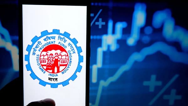 अनेकांच्या पगारातून दर महिन्याला पीएफ (PF) कापला जातो, पण तो किती जमा झाला याची माहिती अनेकांना नसते. तसेच यासाठी वेबसाइटवर लॉगिन करा, पासवर्ड आठवा आणि पासबुक लोड होण्याची वाट पाहा हे सर्व कष्ट करावे लागतात. यामुळे अनेकजण याकडे कानाडोळा करतात.