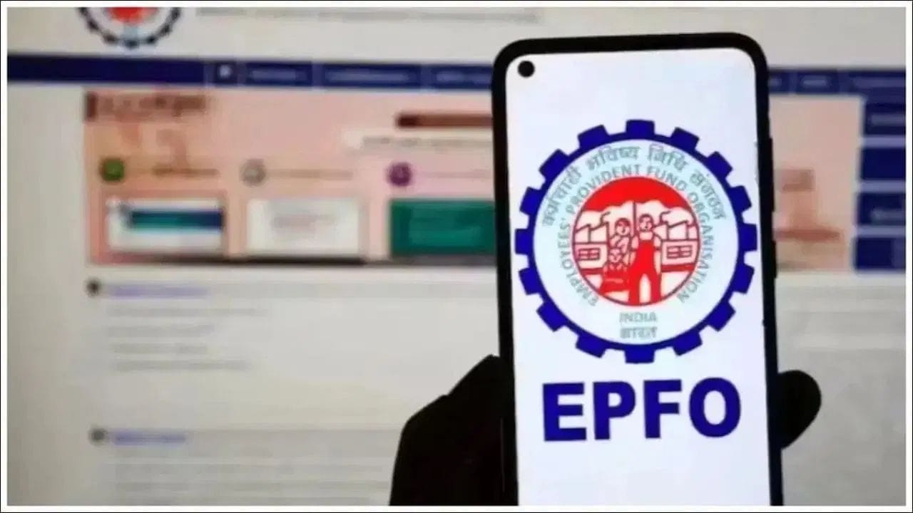 EPFO चा हा निर्णय लाखो कर्मचाऱ्यांसाठी मोठा दिलासा देणारा आहे. पीएफची माहिती मिळवणे आता एका क्लिकवर किंवा एका मिस्ड कॉलवर सोपे झाले आहे. त्यामुळे आता पीएफ चेक करण्यासाठी फक्त मोबाईल आवश्यक आहे.