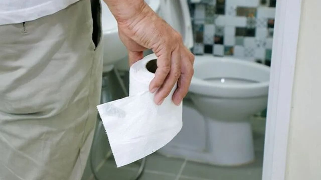 काही मीडिया रिपोर्ट्सनुसार, जगातील सर्वात महागडे शौचालय पृथ्वीवर नाही, तर नासाच्या एंडेव्हर स्पेस शटलमध्ये अंतराळवीरांसाठी बसवण्यात आले होते. या हायटेक स्पेस टॉयलेटची किंमत सुमारे २.६ अब्ज (२६० कोटी रुपये) असल्याचे सांगितले जाते. या किंमतीत तुम्हाला भारतात दोन ते तीन आलिशान बंगले सहज बांधता येतील.