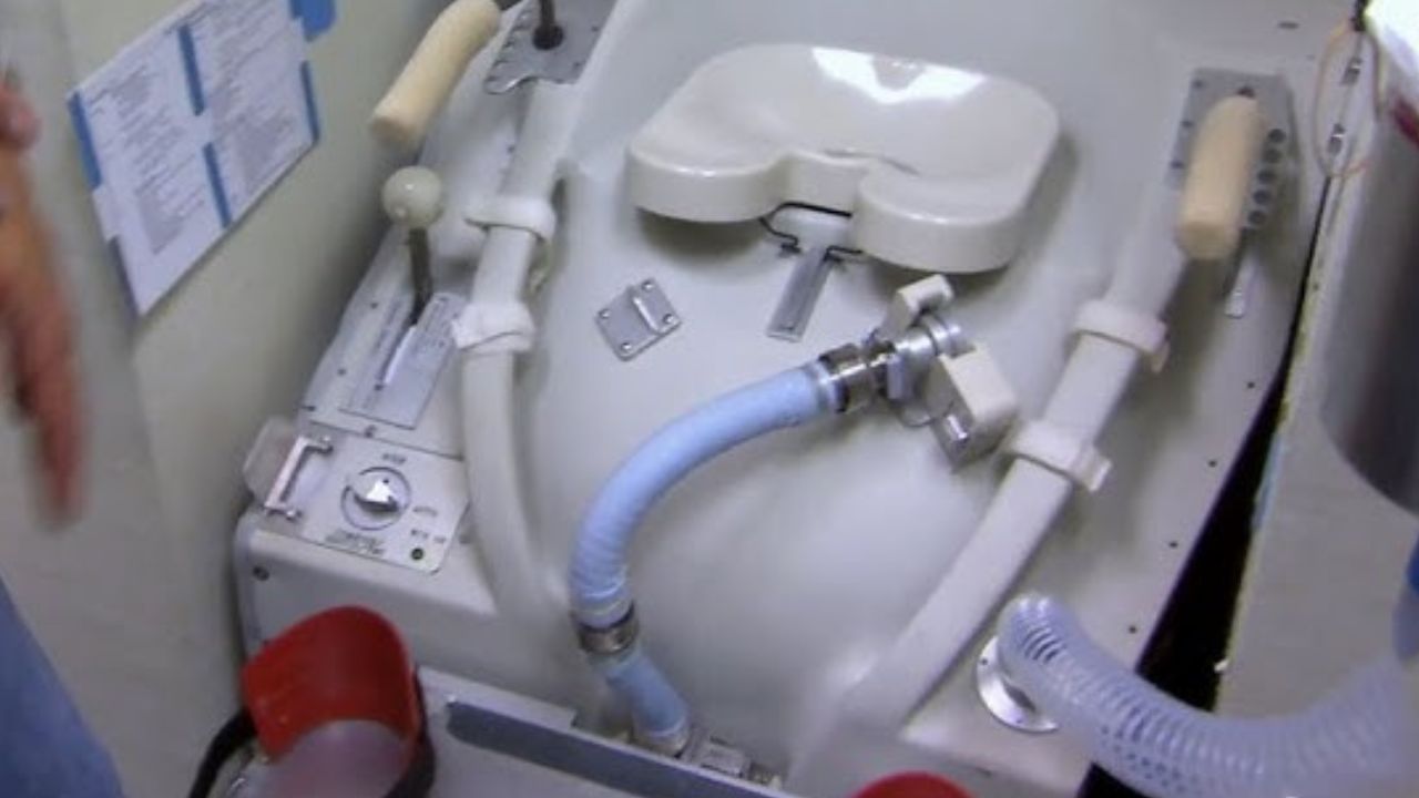 नासाच्या शास्त्रज्ञांनी वर्षानुवर्षे केलेले संशोधन आणि अनेक प्रयोग यामागे आहेत. शून्य गुरुत्वाकर्षणात काम करणारी प्रणाली विकसित करणे हे एक मोठे वैज्ञानिक आव्हान होते. यात वापरलेले तांत्रिक उपकरणे आणि अवकाश-सुरक्षित (Space-Safe) साहित्य सामान्य साहित्यापेक्षा खूप महाग आणि विशेष असतात.