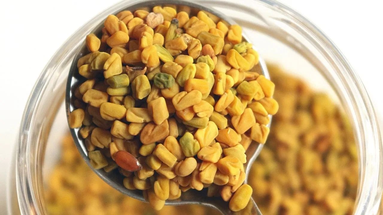 एक चमचा मेथीचे दाणे रात्रभर एका ग्लास पाण्यात भिजत ठेवा. सकाळी पाणी गाळून घ्या आणि रिकाम्या पोटी प्या. तुम्हाला हवे असल्यास, तुम्ही बिया चावू शकता, ज्यामुळे फायबरचे प्रमाण वाढते.  (टीप: या लेखात लिहिलेले सल्ला आणि सूचना फक्त सामान्य माहितीसाठी आहेत. कोणत्याही समस्या किंवा शंकांसाठी डॉक्टरांचा सल्ला घ्या.)