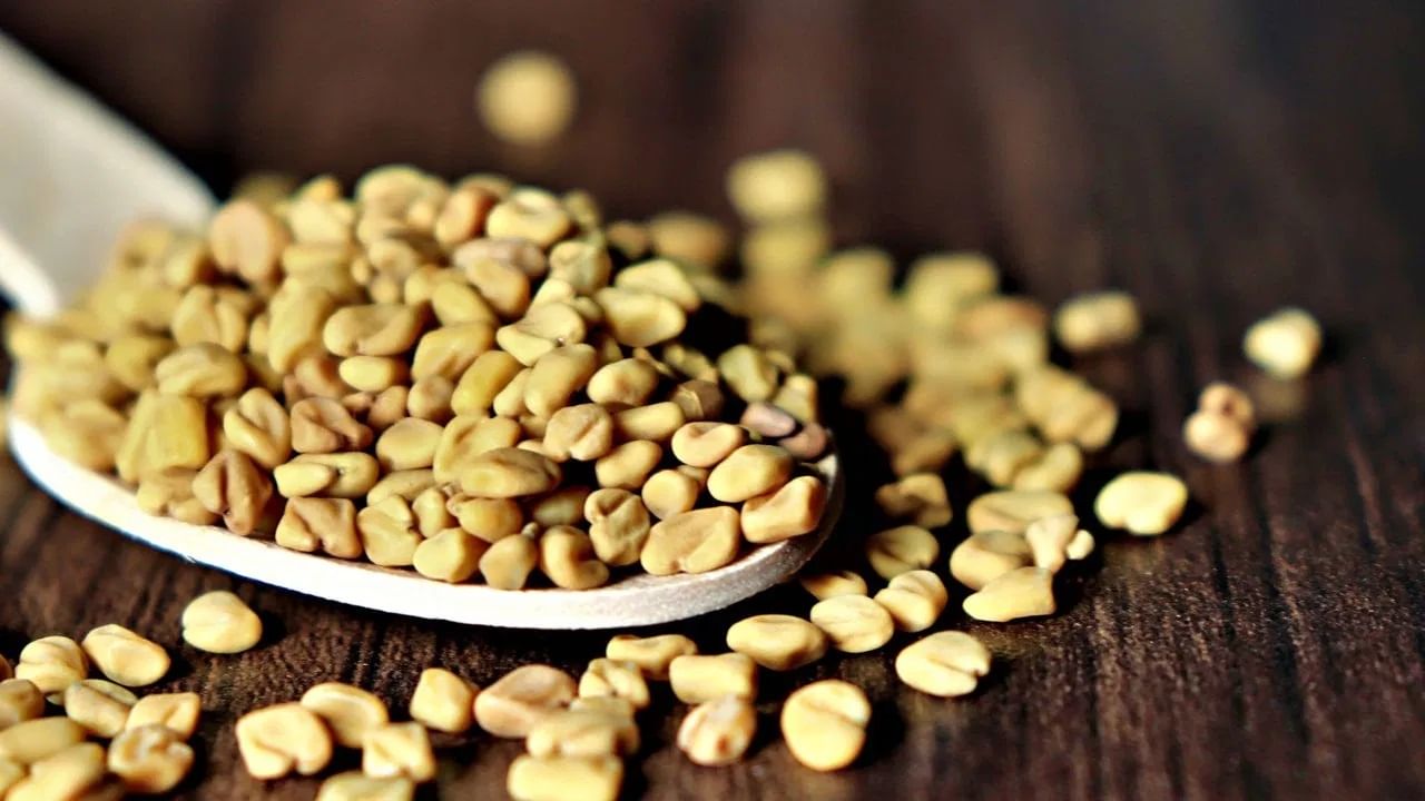 मेथीच्या दाण्यांमध्ये नैसर्गिक संयुगे असतात जी शरीरात इस्ट्रोजेन हार्मोनसारखे काम करतात. ते हार्मोनल संतुलन राखण्यास मदत करू शकतात.मेथीचे पाणी पिल्याने पोट स्वच्छ होते. त्यात असलेले फायबर आतड्यांमध्ये साचलेले विषारी पदार्थ काढून टाकण्यास, पचन सुलभ करण्यास आणि आम्लता कमी करण्यास मदत करते.