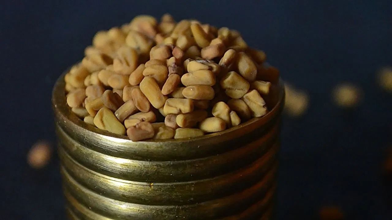 मेथीच्या पाण्याचे डिटॉक्सिफायिंग आणि अँटी-इंफ्लेमेटरी गुणधर्म त्वचेवर देखील दिसून येतात. जेव्हा शरीरातील विषारी पदार्थ आणि अतिरिक्त तेल काढून टाकले जाते तेव्हा मुरुमे निघून जातात आणि त्वचा नैसर्गिकरित्या चमकू लागते.