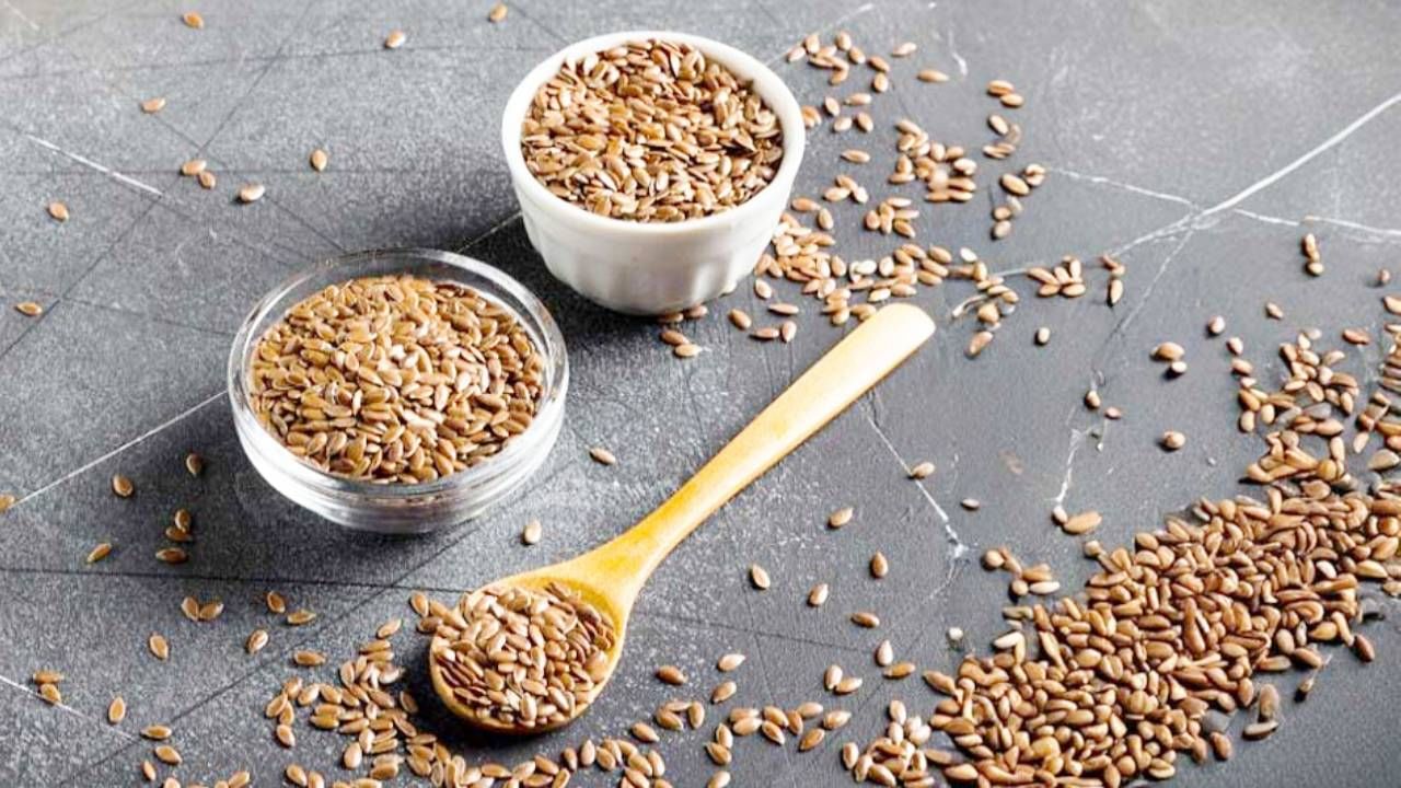 आळशी सकाळी खावी की रात्री? जाणून घ्या योग्य वेळ आणि पद्धत