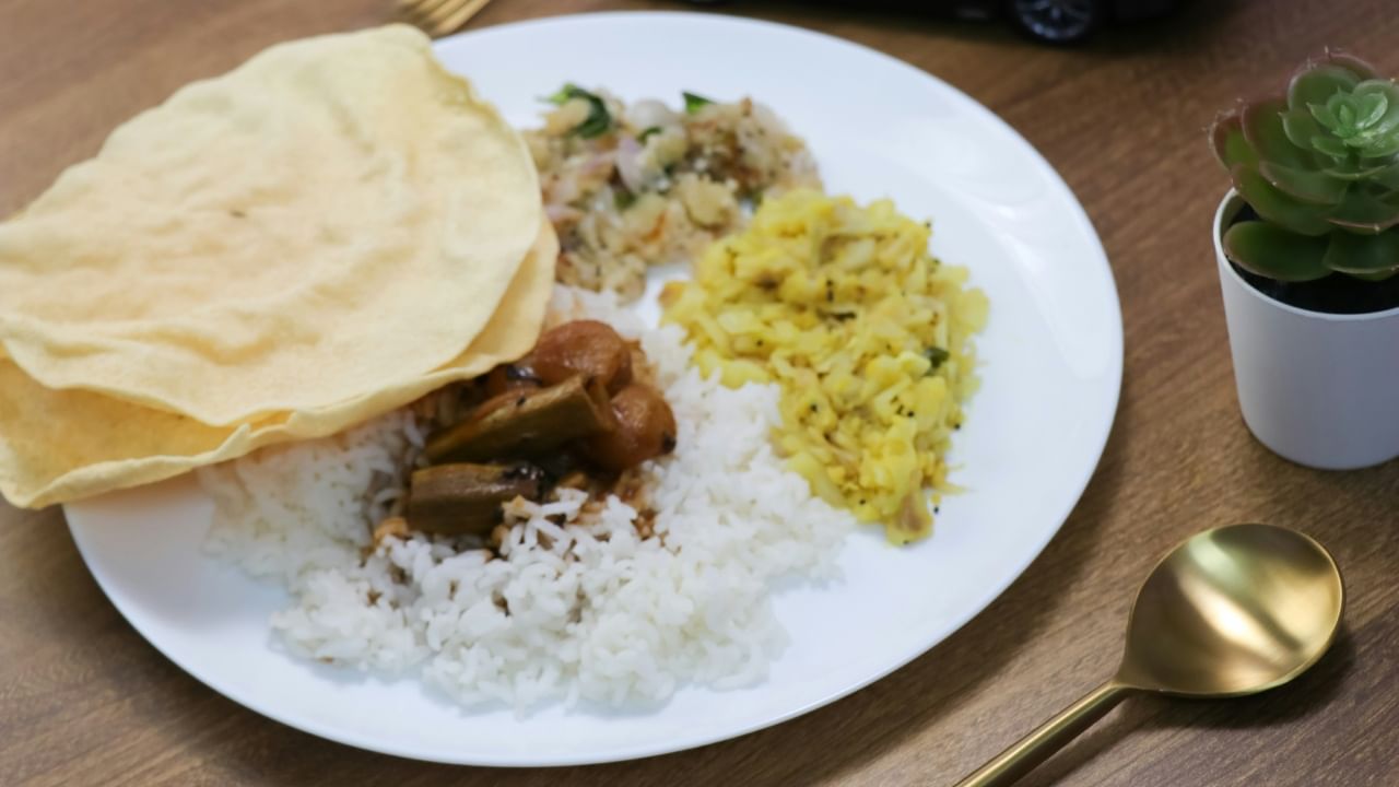 योग्य वेळी जेवण केल्यास आपले शरीर निरोगी राहते. तसेच थकवा, तणाव, चिडचिड अशा समस्यांपासून मुक्ती मिळते. आपण सर्वांनी शाळेत जाणाऱ्या मुलांकडून जेवणाची योग्य वेळ पाळायला शिकावं. कारण मुले वेळेवर खातात. त्यामुळेच त्यांचा शारीरिक आणि मानसिक विकास चांगला होतो. तसेच त्यांच्या शरीरात नेहमी ऊर्जा (एनर्जी) टिकून राहते.