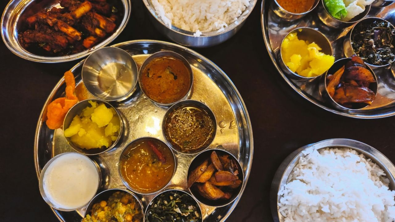 दुपारचं जेवण शरीराला दिवसभर काम करण्यासाठी ऊर्जा देतं. जेवण करण्यासाठी दुपारी १२.३० ते २ ही योग्य वेळ असते. यादरम्यान जेवण करावे. नाश्ता आणि दुपारचं जेवण यामध्ये किमान ४ तासांचं अंतर असणं गरजेचं आहे. यामुळे पहिला आहार व्यवस्थित पचतो. दुपारी ४ वाजल्यानंतर जेवण करु नये.