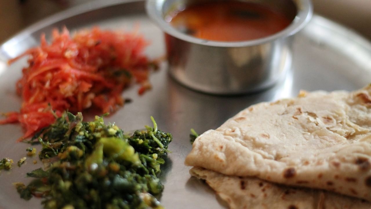 रात्रीचं जेवण हलकं असावं आणि झोपेच्या वेळेनुसार घ्यावं. साधारणपणे संध्याकाळी ६ ते ८ वाजेदरम्यान जेवण करणे सर्वात उत्तम समजले जाते. झोपण्याच्या ३ तास आधी जेवण करणे आवश्यक आहे. यामुळे अन्न व्यवस्थित पचतं. तसेच चांगली झोप लागते. रात्री ९ नंतर जेवण करणे टाळावे.