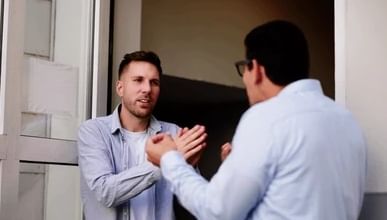 खोटा वा चलाक मित्र सर्वात खतरनाक असतो.गरजेच्या वेळी जो गायब असेल तो शत्रूसारखा असतो.अशा व्यक्तीमुळे मन आणि आत्मविश्वास मरतो.