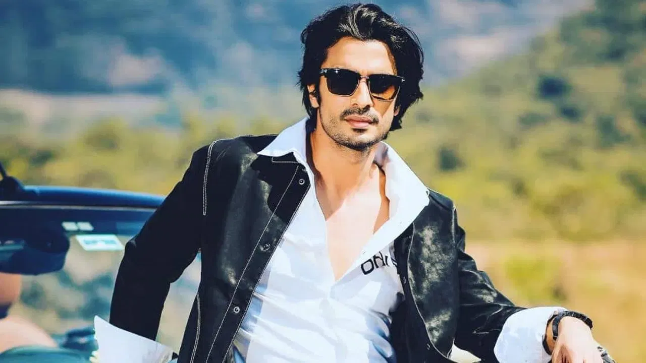 आजकाल कलाकार हे सोशल मीडियावर प्रचंड सक्रिय असतात. ते सतत त्यांचे फोटो आणि व्हिडीओ शेअर करत चाहत्यांना त्यांच्या जीवनाविषयी माहिती देत असतात. अनेकदा ते चाहत्यांशी संवाद देखील साधतात. नुकताच मराठमोळा अभिनेता गश्मीर महाजनीने देखील चाहत्यांशी संवाद साधला. दरम्यान, एका यूजरने त्याला विचारलेल्या प्रश्नाने सर्वांचे लक्ष वेधले...