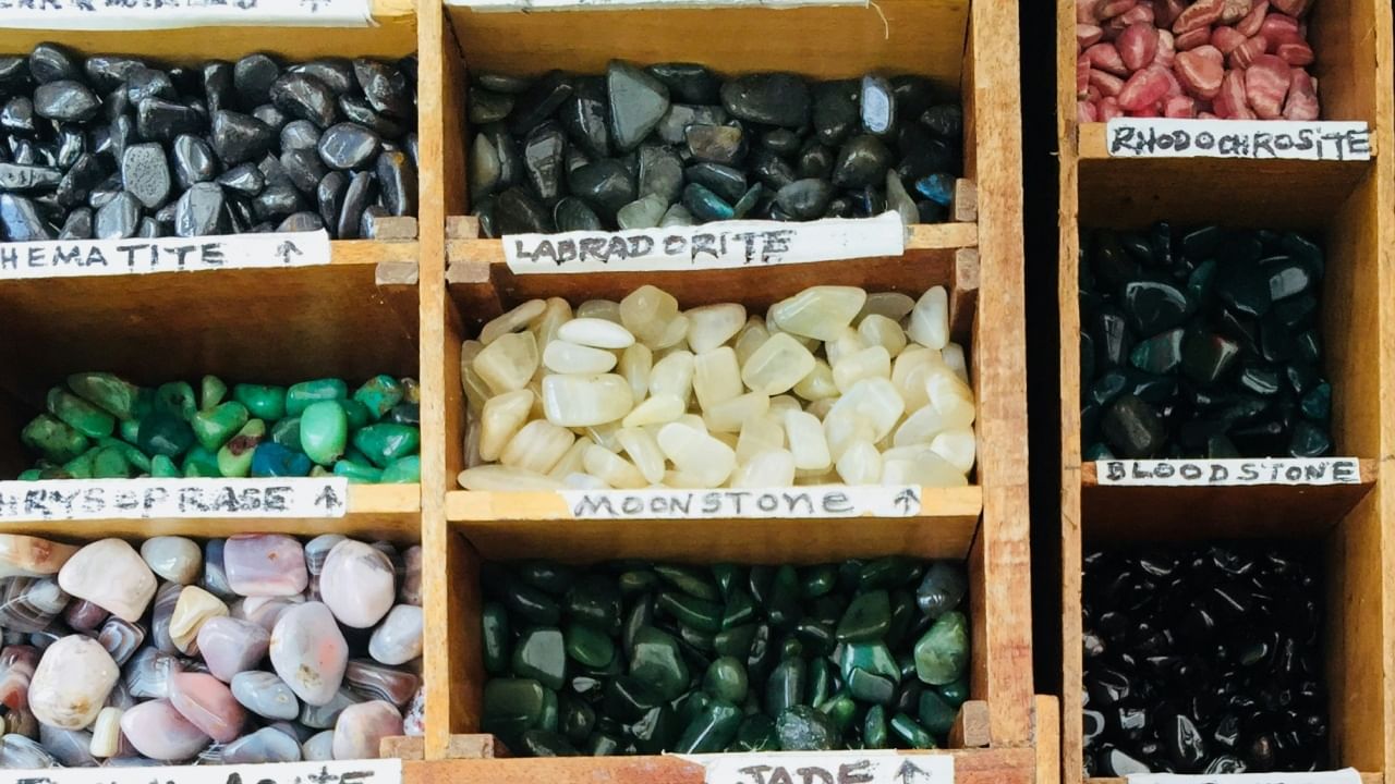 योग्य दिवशी आणि योग्य विधीने धारण केलेले रत्न जीवनात सुख-समृद्धी आणून समस्या दूर करतात. त्यामुळे ज्योतिषशास्त्रानुसार आठवड्याच्या कोणत्या दिवशी कोणते रत्न धारण करणे सर्वात शुभ ठरते, याबद्दल आपण माहिती घेणार आहोत.