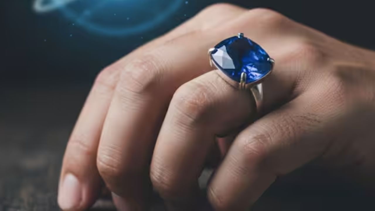 शनिवार हा कर्म दाता शनि ग्रहाचा दिवस आहे. नीलम  (Blue Sapphire) धारण केल्याने व्यक्तीला शनि ग्रहाची सकारात्मकता प्राप्त होते. यामुळे एकाग्रता, शिस्त आणि चुनौत्यांचा सामना करण्याची शक्ती मिळते.