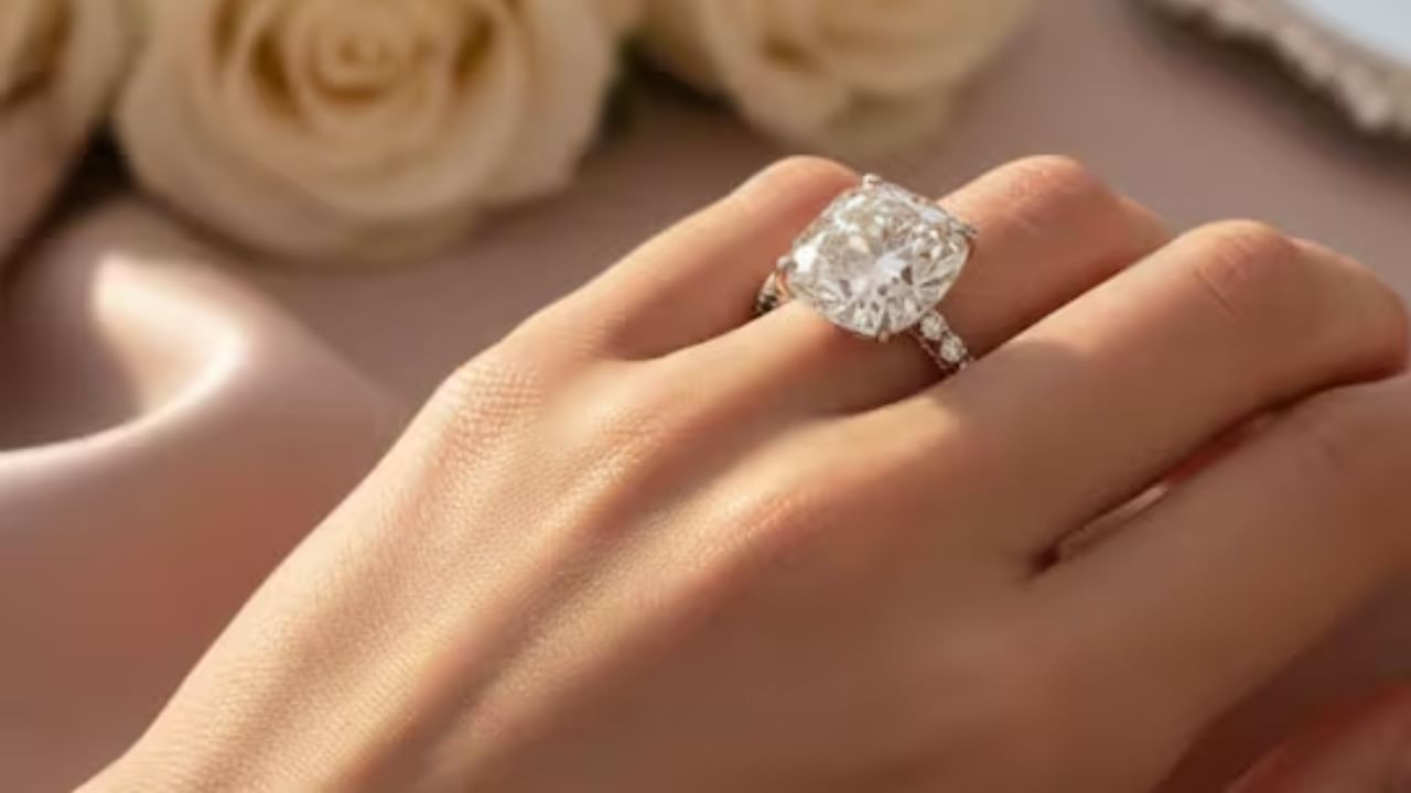 शुक्रवार शुक्र ग्रहाशी संबंधित आहे, जो प्रेम, सौंदर्य आणि भौतिक सुखांचा कारक आहे. या दिवशी हिरा (Diamond) धारण केल्याने जीवनात सुख-वैभव आणि शांतता येते.