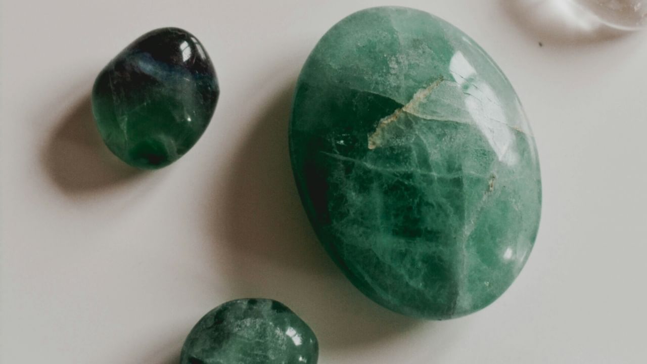 बुधवार हा बुध ग्रहाचा दिवस आहे. या दिवशी पन्ना (Emerald) धारण केल्यास बुध ग्रहाची सकारात्मक ऊर्जा त्वरित मिळते. यामुळे स्मरणशक्ती, एकाग्रता वाढते. तसेच व्यवसायात प्रगती होते.