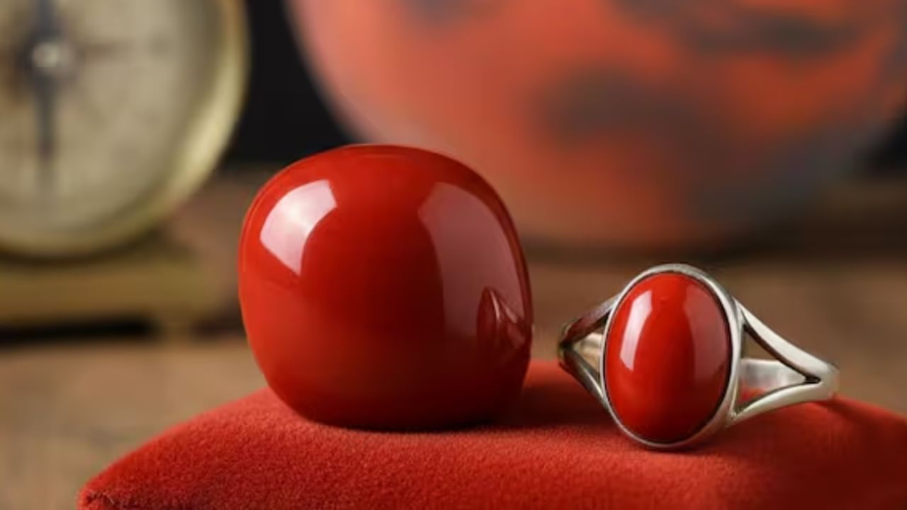 मंगळवारचा स्वामी मंगळ आहे. लाल मूंगा (Red Coral) धारण केल्याने व्यक्तीमध्ये साहस, ऊर्जा आणि शारीरिक बळ वाढते. तसेच भीती दूर होऊन आत्मविश्वास वाढतो.