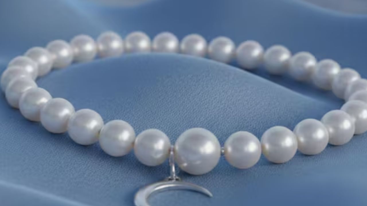 सोमवार हा चंद्र ग्रहाशी संबंधित आहे. मोती हे चंद्राचे रत्न असल्यामुळे या दिवशी ते धारण केल्यास मन शांत राहते. यामुळे योग्य निर्णय घेण्याची क्षमता वाढते. तसेच मानसिक तणाव कमी होतो.