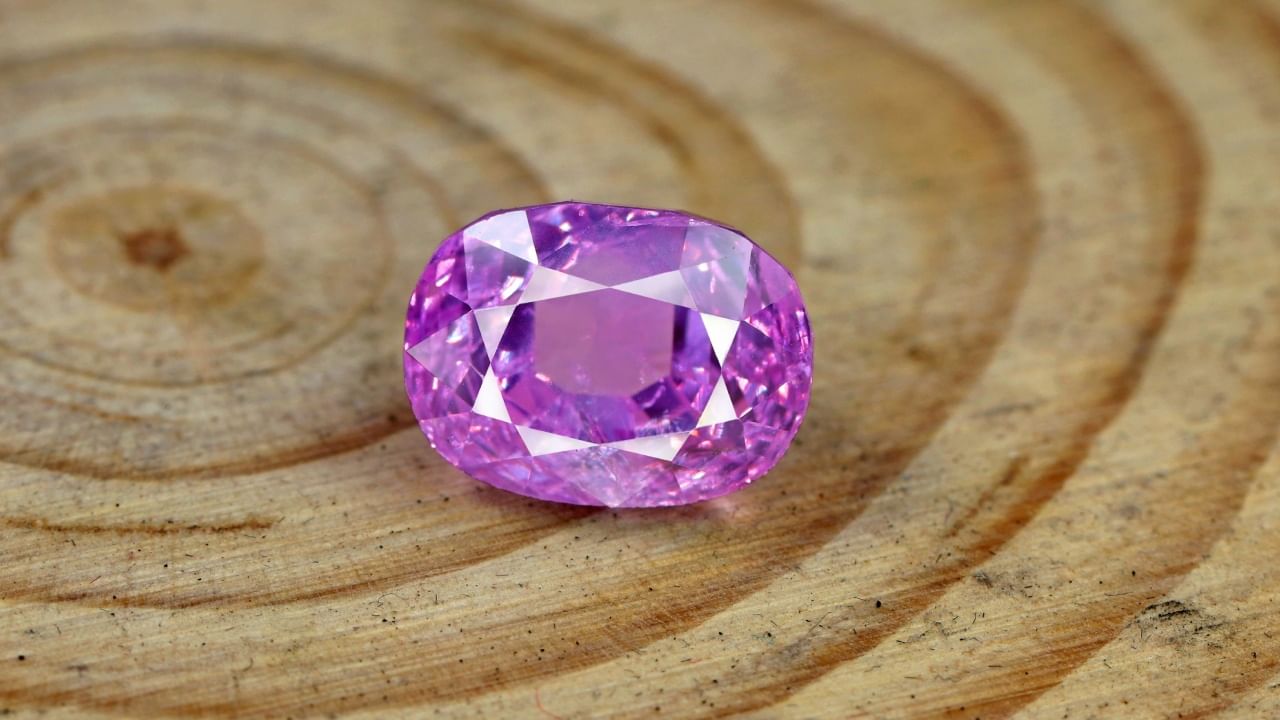 रविवार हा ग्रहांचा राजा मानला जाणाऱ्या सूर्य ग्रहाचा दिवस आहे. या दिवशी माणिक रत्न धारण केल्याने व्यक्तीचा आत्मविश्वास वाढतो. त्याला समाजात मान-सन्मान मिळतो. सरकारी नोकरी आणि राजकारणातील लोकांसाठी हे रत्न अत्यंत शुभ मानले जाते.