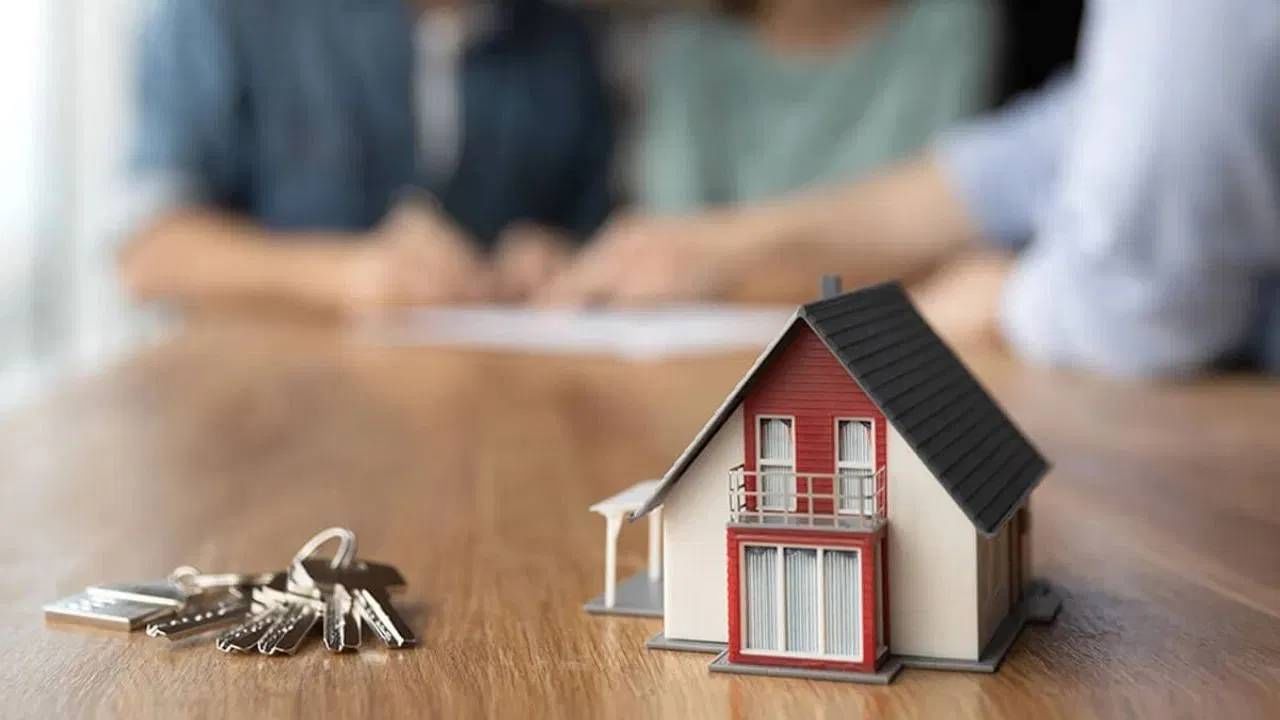 जर, तुमच्याकडे 50 लाख रुपये आहेत. ते सर्व पैसे घरामध्ये लावण्यापेक्षा फक्त 10 लाख रुपयाचं डाउन पेमेंट करा. अन्य रक्कमेच होम लोन घ्या. उरलेले 40 लाख म्यूचुअल फंडमध्ये गुंतवा. 20 वर्षानंतर तुमची हिच रक्कम 3.85 कोटी रुपयापर्यंत वाढू शकते. म्हणजे स्मार्ट कमाई करु शकता.