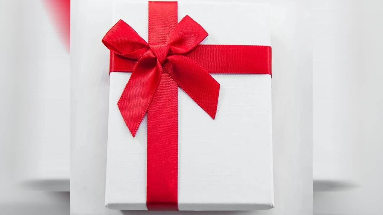 गिफ्ट समजून उघडलं पार्सल, टपटप... जमिनीवर रक्ताचे ओघळ, हातात जे आलं...  सत्य समजताच उडाला थरकाप !