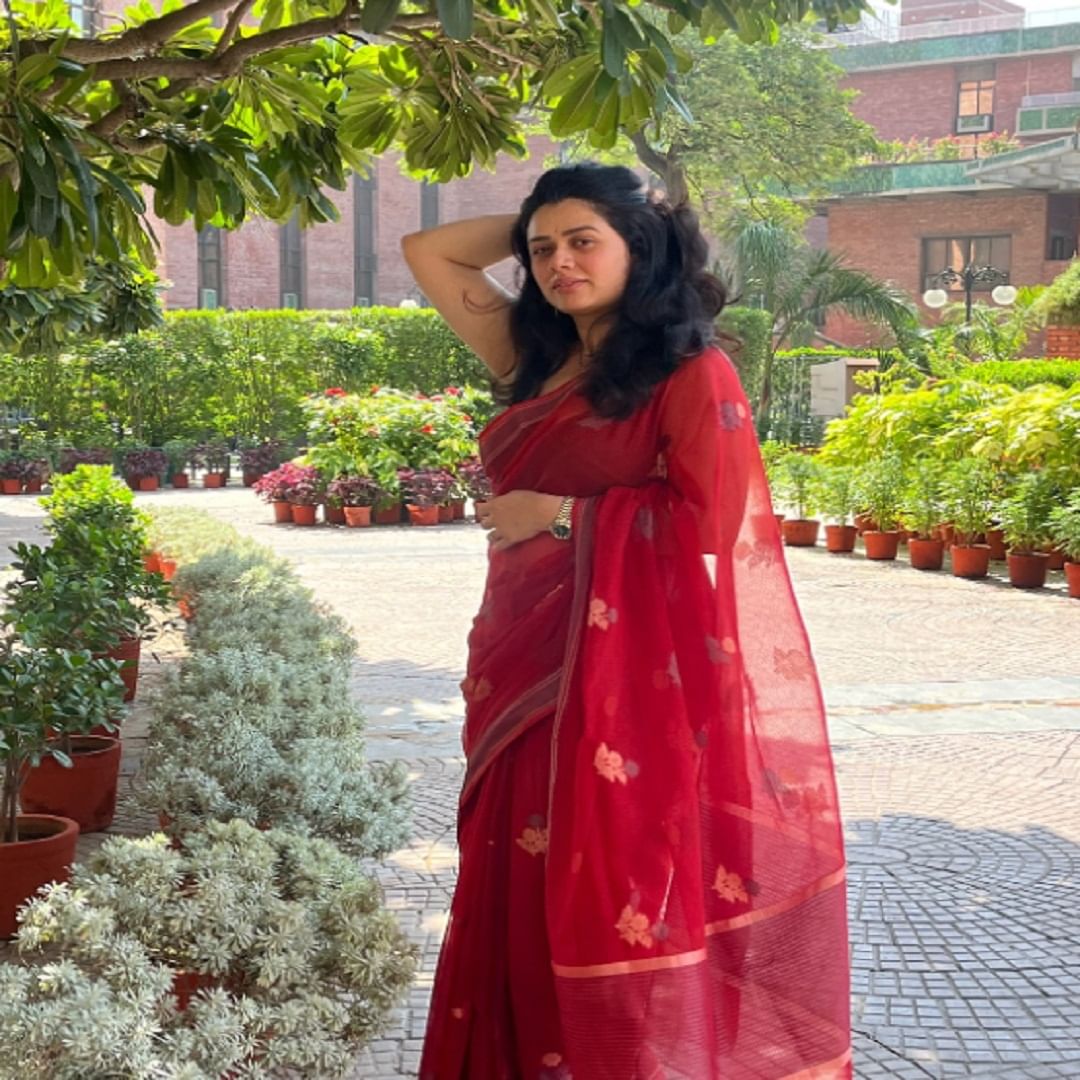 सिंपल लूकमध्ये गिरीजा फार सुंदर दिसत आहे. गिरीजा ओक कायम कोणत्या  न कोणत्या कारणामुळे चर्चेत असते. पण आता अभिनेत्री तिच्या हटके लूकमुळे चर्चेत आली. सध्या सर्वत्र फक्त आणि फक्त गिरीजा ओक हिची चर्चा आहे... 