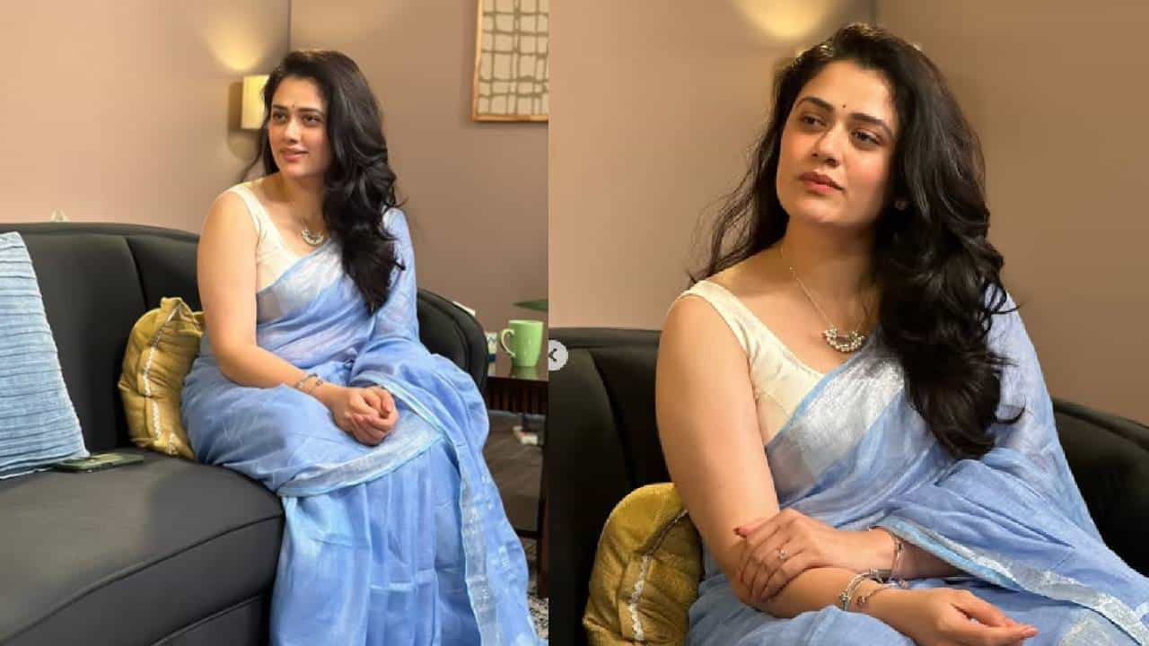निळी साडी, पांढरा स्लीव्हलेस ब्लाऊज आणि चेहऱ्यावर गोड हास्य... सोशल मीडियावर सध्या मराठमोळी अभिनेत्री गिरीज ओक गोडबोले भलतीच व्हायरल झाली आहे. गेल्या काही दिवसांपासून तिचे अनेक फोटो समोर येत असून ती रातोरात 'नॅशनल क्रश' बनली आहे.