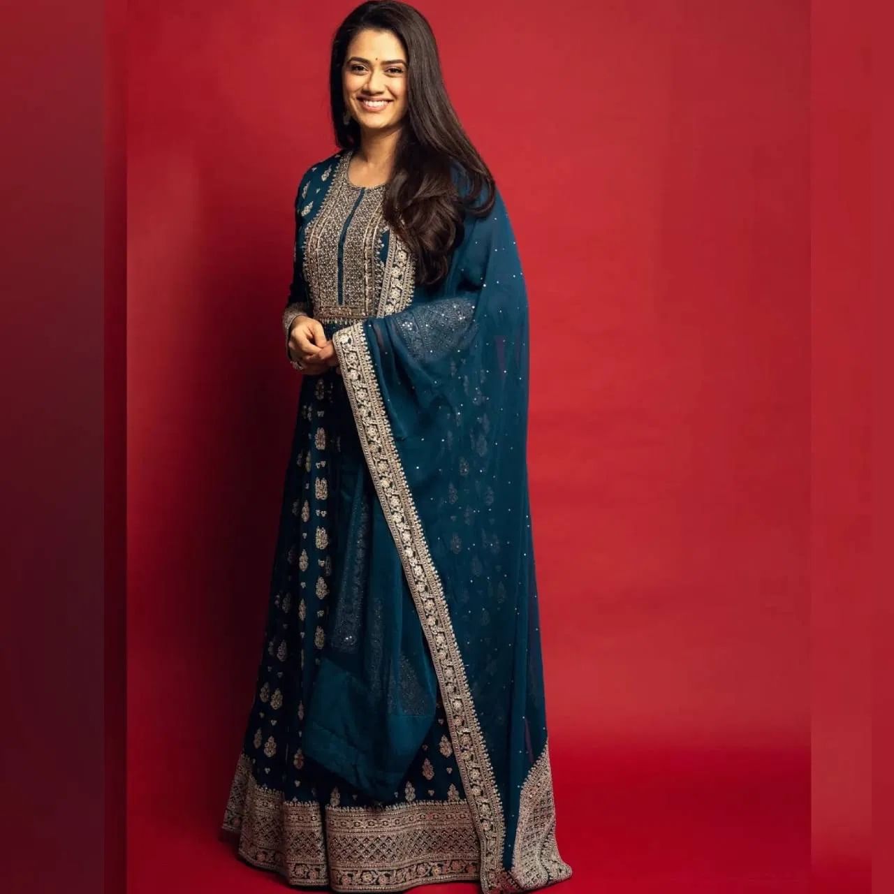 अभिनेत्रीने डबल शेडमध्ये सिल्क साडी घातली आहे. तिचा लूक साधा आणि सोबर आहे. तुम्ही कोणत्याही खास प्रसंगासाठी हा लूक पुन्हा तयार करू शकता. तुम्ही दागिने आणि मेकअपने तुमचा लूक पूर्ण करू शकता.