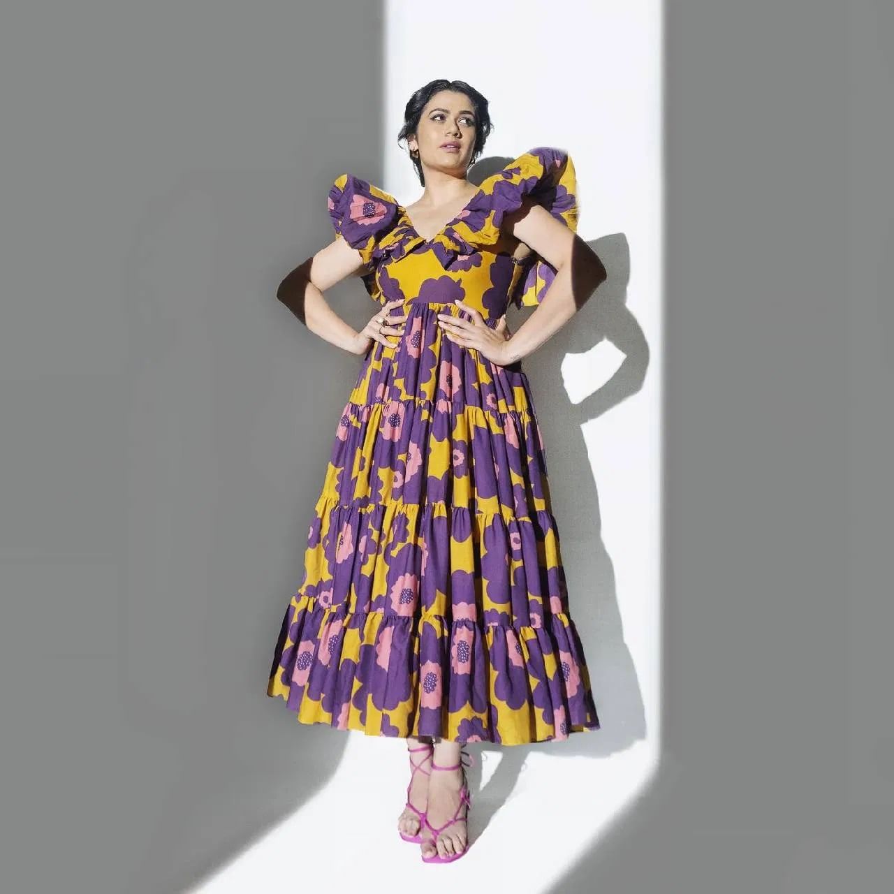 गिरीजा फक्त साडीमध्येच नाही तर, वेस्टर्न ड्रेसमध्ये देखील ग्लॅमरस दिसते. सध्या अभिनेत्रीचे काही फोटो सोशल मीडियावर व्हायरल होत आहे. अभिनेत्री कायम सोशल मीडियावर स्वतःचे फोटो आणि व्हिडीओ पोस्ट करत असते. 