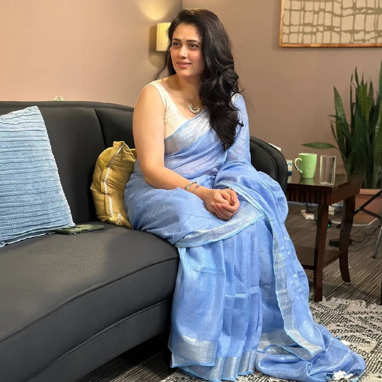 मराठी अभिनेत्री गिरिजा ओकने तारे जमीन पर आणि शोर इन द सिटी यासह अनेक सिनेमांमध्ये काम केलं आहे. एका मुलाखतीदरम्यानचा तिचा एक फोटो सोशल मीडियावर व्हायरल झाला आहे, ज्यामध्ये तिने हलक्या निळ्या रंगाची साडी नेसली होती.