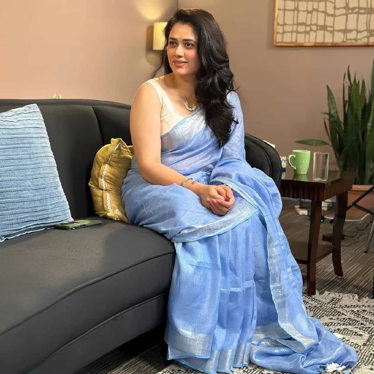 मराठी अभिनेत्री गिरिजा ओकने तारे जमीन पर आणि शोर इन द सिटी यासह अनेक सिनेमांमध्ये काम केलं आहे. एका मुलाखतीदरम्यानचा तिचा एक फोटो सोशल मीडियावर व्हायरल झाला आहे, ज्यामध्ये तिने हलक्या निळ्या रंगाची साडी नेसली होती.