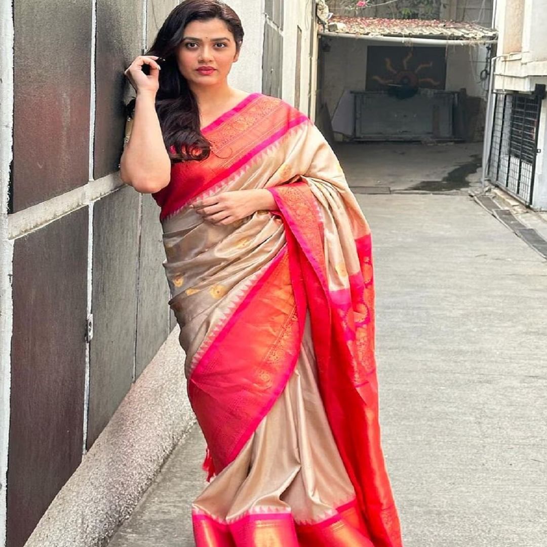 लाल साडीत गिरिजा ओक खूपच सुंदर दिसत आहे. तिने  कमी मेकअप आणि मोकळ्या केसांनी तिचा लूक पूर्ण केला. तिचा लूक साधा आणि सोबर आहे. कोणत्या कार्यक्रात तुम्ही देखील अभिनेत्रीचा लूक फॉलो करु शकता.. 