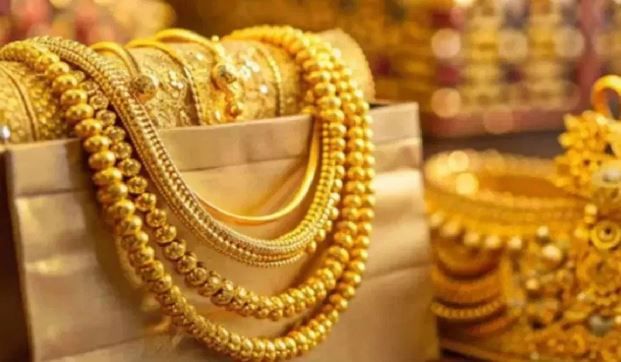 पाहायचं झालं तर मंगळवारी सोने आणि चांदीचा भाव गडगडला होता. बुधवारी 99.9 टक्के शुद्ध असलेले सोने 3900 रुपयांन कमी होऊन 1,25,800  रुपये प्रति 10 ग्रॅम वर पोहोचले होते.
