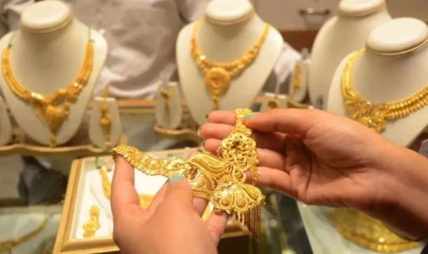 गेल्या काही दिवसांपासून सोने आणि चांदीच्या दरात मोठे चढउतार होताना पाहायला मिळतंय. दिवाळीआधी सोन्याचा भाव चांगलाच वधारला होता. परंतु दिवाळीनंतर सोने, चांदी या दोन्ही धातूंच्या भावामध्ये कधी घसरण तर कधी मोठी तेजी पाहायला मिळाली आहे 